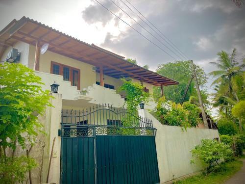 Το κτήριο όπου στεγάζεται  το διαμέρισμα