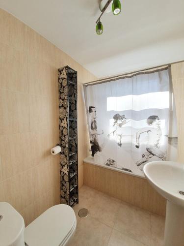 Un baño con inodoro, bañera y lavabo. en Monte Oiz junto a telesilla ERB Alojamientos, en Sierra Nevada