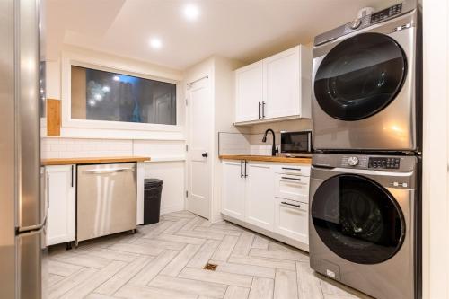 ファーニーにあるElkview by Fernie Central Reservationsのキッチン(ステンレス製の洗濯機、乾燥機付)