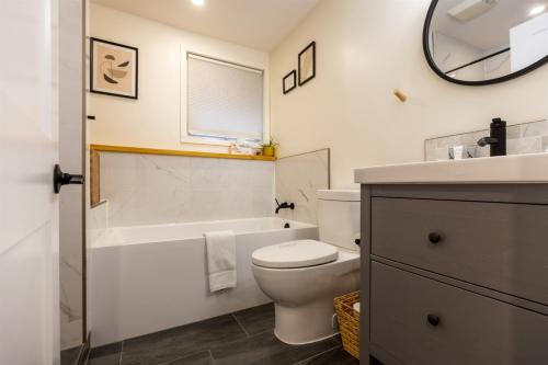 ファーニーにあるElkview by Fernie Central Reservationsのトイレ、浴槽、洗面台を備えたバスルーム