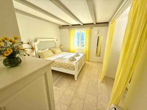 JASMINE DELUXE APARTMENT with super-king bed, large sun terrace and spectacular views