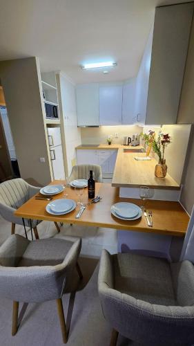 Beachfront Premium Apartment with Sunset, Pools & Sea View