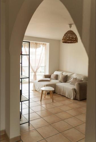 ein Wohnzimmer mit Sofa und Tisch in der Unterkunft Grand appartement 2 chambres avec wifi in Perpignan