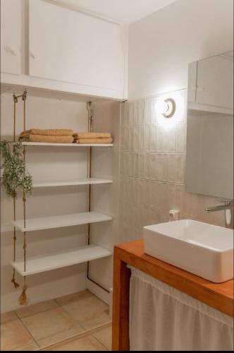 ein Badezimmer mit einem Waschbecken und einem weißen Schrank in der Unterkunft Grand appartement 2 chambres avec wifi in Perpignan