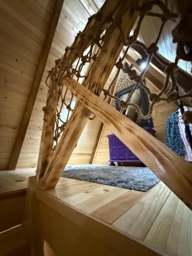 um quarto numa casa na árvore com um beliche em Beaver lodge - Dabrova Koliba em Bijeljina