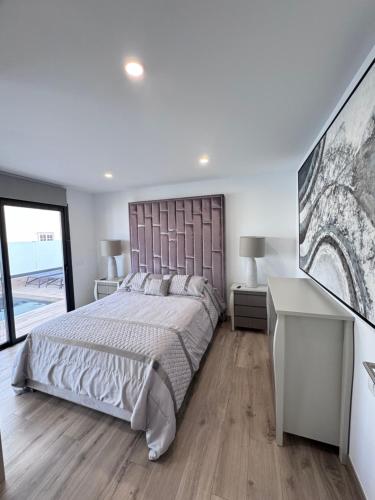 En eller flere senge i et værelse på Villa Mirlo Seaview