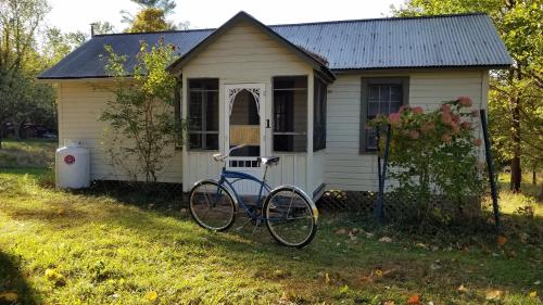 un vélo garé devant une petite maison dans l'établissement Clove Cottages, à Accord