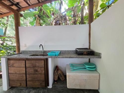 eine Küche mit Spüle und Arbeitsplatte in der Unterkunft Casa Recanto ViVaMar - 3 bedroom house, 10 min from the beach in Barra Grande