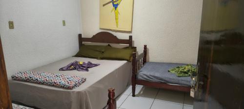 Kleines Zimmer mit einem Bett und einem kleinen Bett sidx sidx sidx sidx in der Unterkunft Pousada Mar De Estrelas in Angra dos Reis