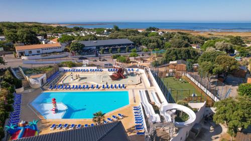 Camping Saint Georges d'Oléron في سا جورج دوليه: منظر علوي لحوض سباحة في منتجع