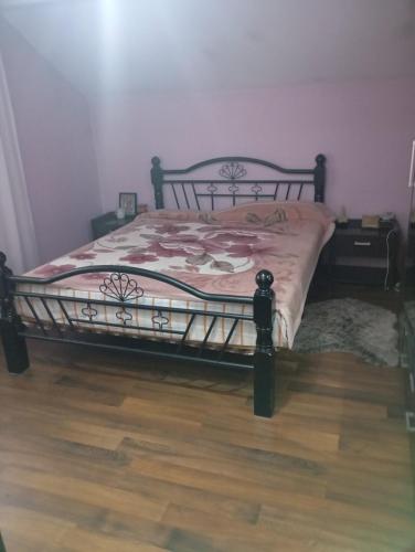 Ce lit se trouve dans une chambre dotée de parquet. dans l'établissement Mircea, à Craiova