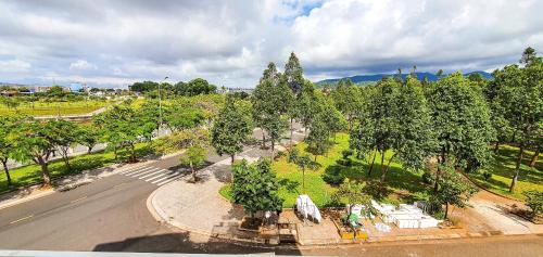 una vista sul tetto di un parco alberato e di una strada di Motel Bờ Kè a Ba Ria