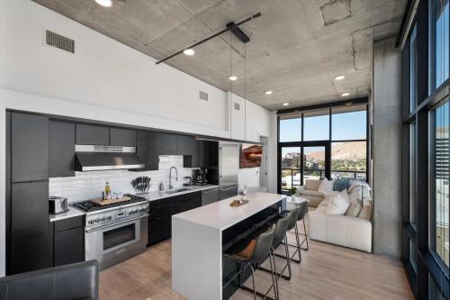 eine Küche mit weißer Arbeitsplatte und ein Wohnzimmer in der Unterkunft Luxury 2BR 2BA Penthouse-Pool, Gym, Pkg, Views! in Salt Lake City