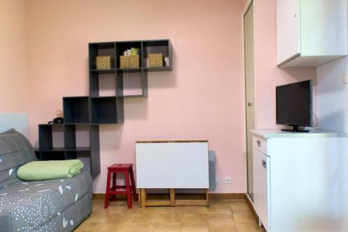 een woonkamer met een bank en een tv bij Charming studio with balcony in Sanary-sur-Mer in Sanary-sur-Mer