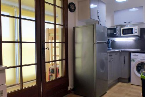 een keuken met een koelkast en een magnetron bij Charming studio with balcony in Sanary-sur-Mer in Sanary-sur-Mer