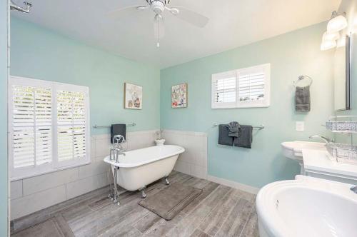 ein Badezimmer mit Badewanne, Waschbecken und Toilette in der Unterkunft Blue Fish - Cozy vacation rental in Cape Coral in Matlacha