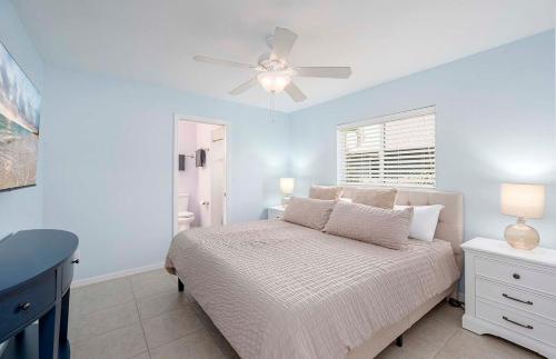 ein Schlafzimmer mit einem Bett und einem Deckenventilator in der Unterkunft Blue Fish - Cozy vacation rental in Cape Coral in Matlacha