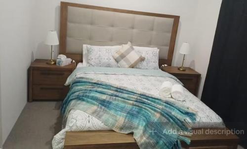 Postel nebo postele na pokoji v ubytování Quiet Room with Ensuite, Kitchenette, Veranda & Lake View