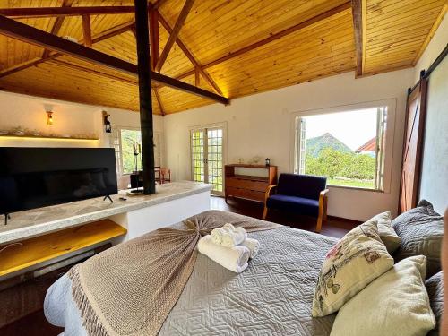 Ένα ή περισσότερα κρεβάτια σε δωμάτιο στο Chalé com área gourmet privativa