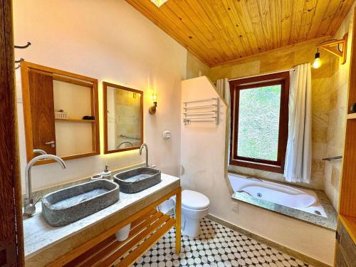 Ένα μπάνιο στο Chalé com área gourmet privativa