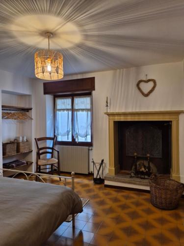 ein Schlafzimmer mit einem Bett und einem Kamin in der Unterkunft Appartamento in struttura indipendente Appartamenti di Mezzo in Cecino