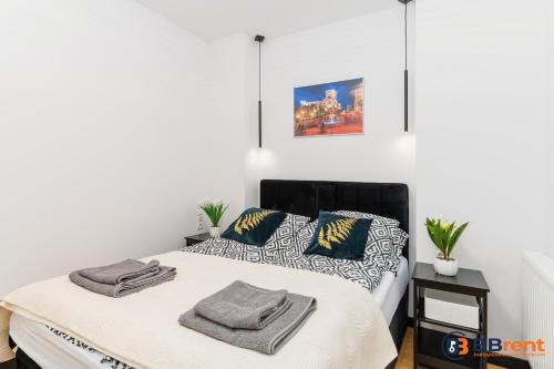 ein Schlafzimmer mit einem Bett mit Handtüchern darauf in der Unterkunft Apartament pod Prezydentem in Bielsko-Biała