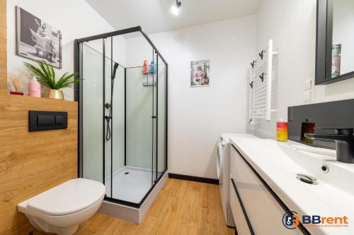 ein Badezimmer mit Glasdusche und Toilette in der Unterkunft Apartament pod Prezydentem in Bielsko-Biała