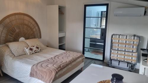 Ένα ή περισσότερα κρεβάτια σε δωμάτιο στο STUDIO tout équipé au calme