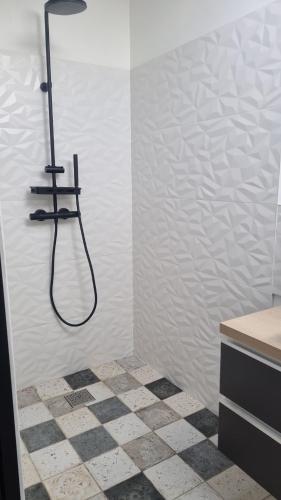 Ένα μπάνιο στο STUDIO tout équipé au calme