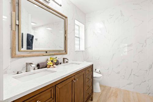 Koupelna v ubytování Bungalow Breeze - 4 Bedroom 3 Bath Coastal Flair