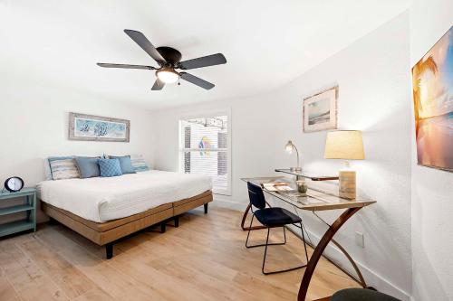 Postel nebo postele na pokoji v ubytování Bungalow Breeze - 4 Bedroom 3 Bath Coastal Flair