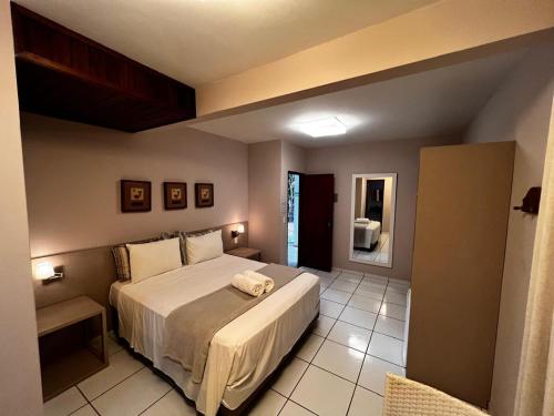 um quarto com uma cama grande em um quarto em Pousada Canto do Sabiá - Pirenópolis em Pirenópolis