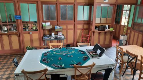 ein Raum mit einem Tisch, auf dem ein Laptop steht in der Unterkunft La gare de Chambretaud in Chambretaud