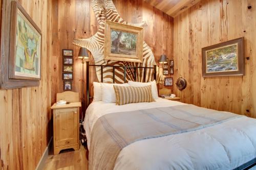 Postel nebo postele na pokoji v ubytování Walk to White River Cozy Escape with Screened Porch