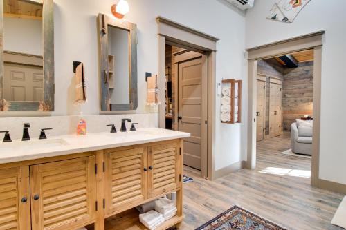 Koupelna v ubytování Fly Fishers Paradise Getaway Near White River!