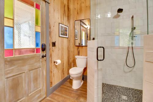 Koupelna v ubytování Walk to White River Cozy Escape with Screened Porch