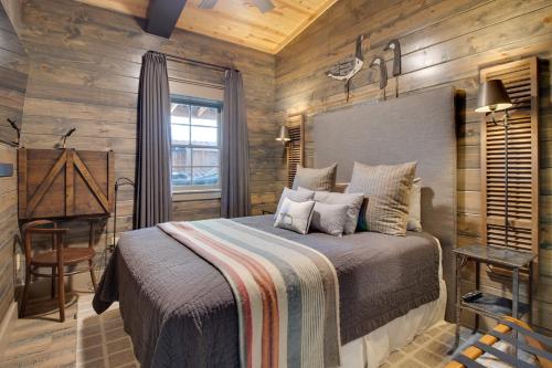 Postel nebo postele na pokoji v ubytování Fly Fishers Paradise Getaway Near White River!