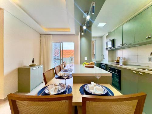 Η κουζίνα ή μικρή κουζίνα στο Aptos completo PÉ NA AREIA em Barra Velha em condomínio Resort com Spa, Piscina, quadra de futebol, Sala de jogos, brinquedoteca, Complexo com diversos comércios