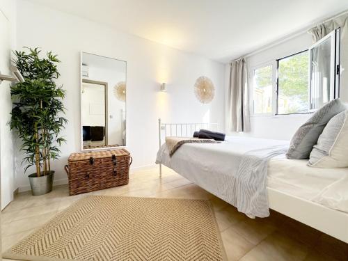 Apt Tamarells Pinaret 350m to the beach By JS Villas