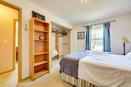 Ένα ή περισσότερα κρεβάτια σε δωμάτιο στο Dog Friendly! Helena Valley Home with Mtn Views