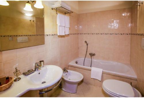 Koupelna v ubytování Historic Farmhouse Overlooking San Gimignano