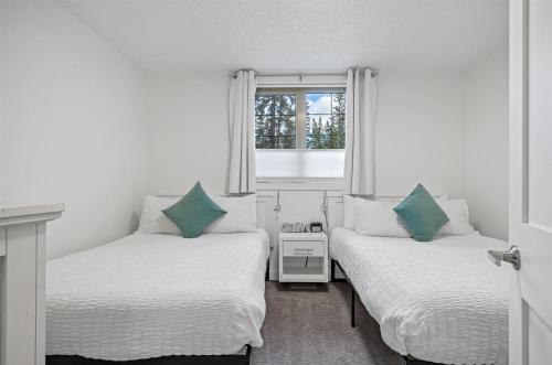 Postel nebo postele na pokoji v ubytování Marvellous Poolside Chalet - Pool & Hot Tub - Pets