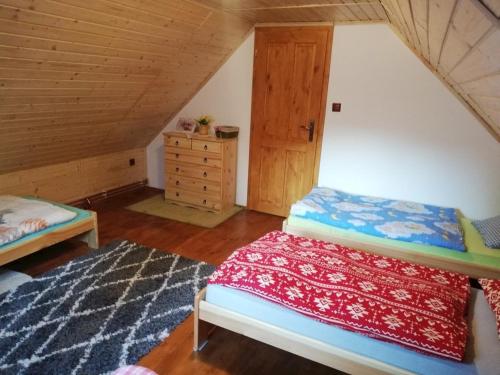 Ένα ή περισσότερα κρεβάτια σε δωμάτιο στο Chalupa Rozália