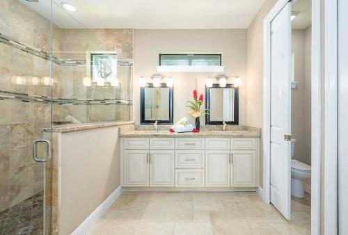 ein Badezimmer mit Dusche, Waschbecken und Toilette in der Unterkunft Carpe Diem - Pinnacle Builder Signature Home in Matlacha
