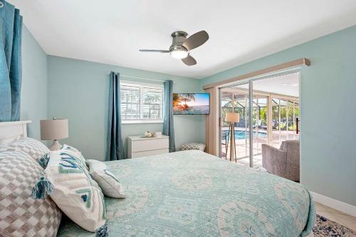 Postel nebo postele na pokoji v ubytování Caza Corazone - Tropical Oasis with Gulf Access