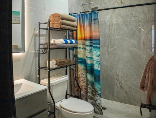 Koupelna v ubytování Beautiful Upscale Modern home with Private Pool 4D