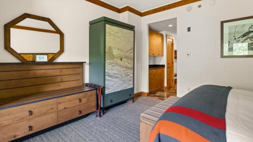 une chambre avec un lit, une commode et un miroir dans l'établissement 1334 Studio Spruce Peak Lodge Sleeps 4 Ski in Ski Out, à Stowe Mountain