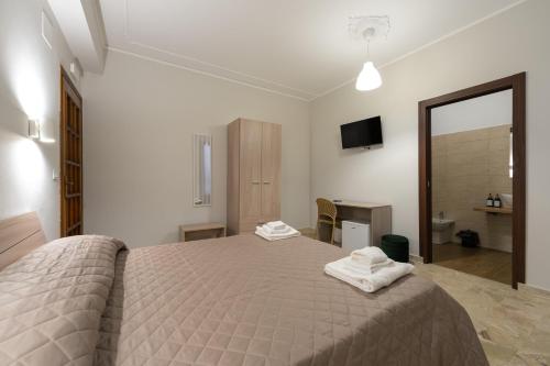 a bedroom with a bed with towels on it at B&B Storie di famiglia in Frascineto