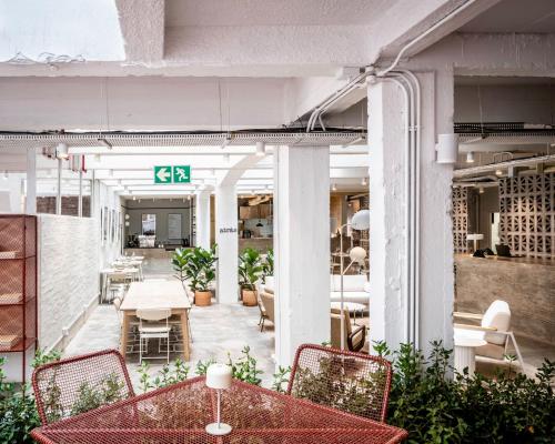 ケープタウンにあるBlackBrick Gardensのテーブルと椅子のある屋外パティオ