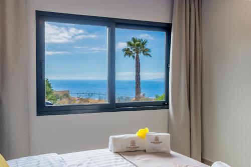 En eller flere senge i et værelse på Apartamento de Lujo con Jacuzzi Privado, Piscina y Vistas al Mar